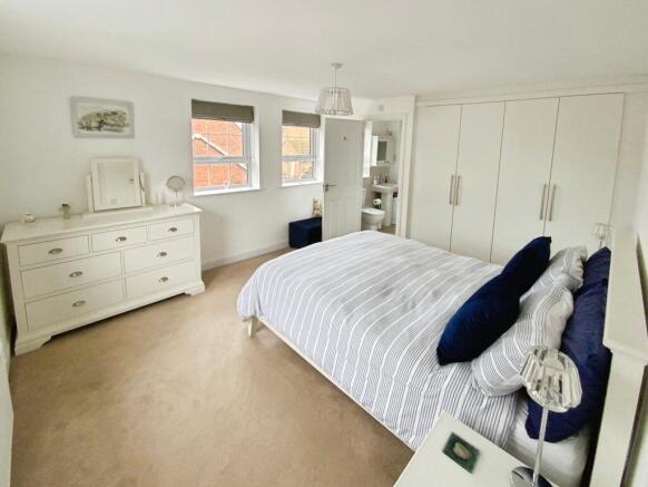 5 bed Detached for sale Image 8