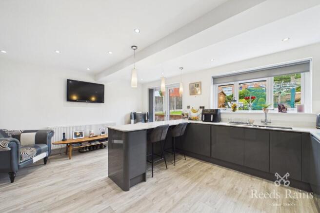 4 bed Detached for sale Image 5