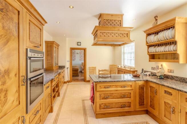 4 bed Detached for sale Image 9