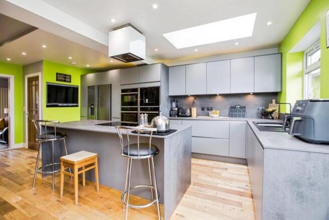 3 bed Semi-Detached for sale Image 3