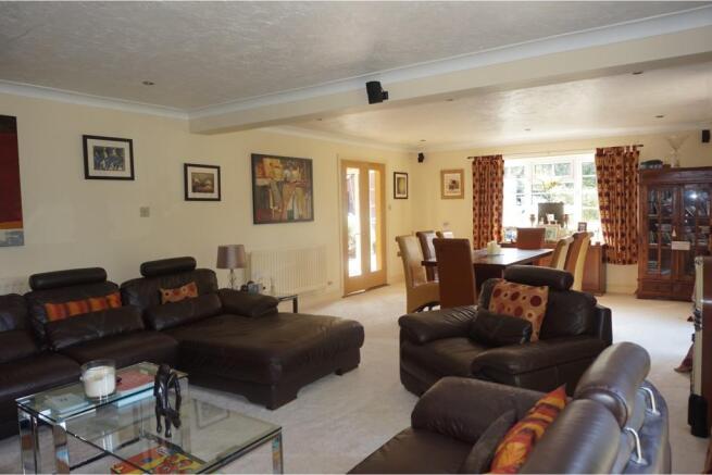 Lounge/Dining Room