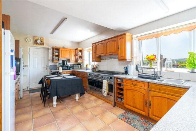 5 bed Bungalow for sale Image 4