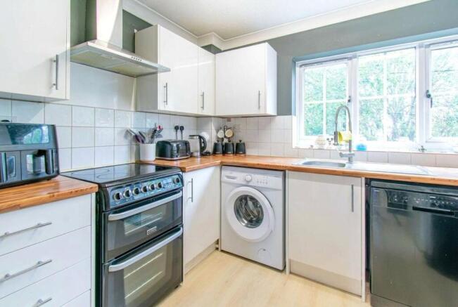 St. Thomas Court, Thatcham, Berkshire, RG18 photo 4