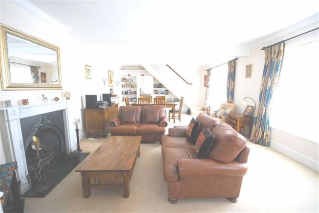 LOUNGE/DINING ROOM