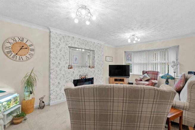 12 Bolton Avenue - Living room.jpg