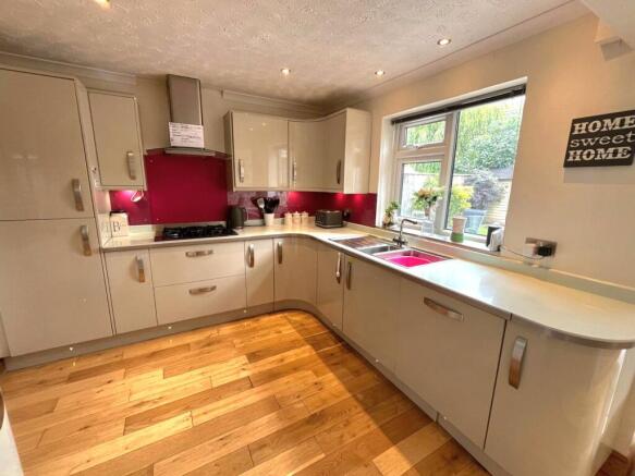 5 bed Semi-Detached for sale Image 8