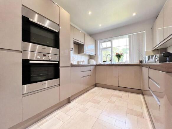 4 bed Semi-Detached for sale Image 8