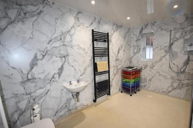 4 bed Detached to rent Image 10