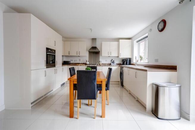 Gwern Close, St Lythans Park, HernCrabtree (34).jp