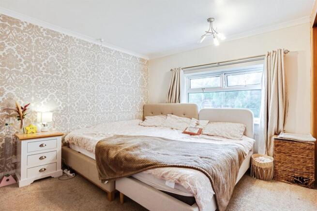 6 bed Semi-Detached for sale Image 8