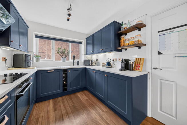 5 bed Town House for sale Image 9