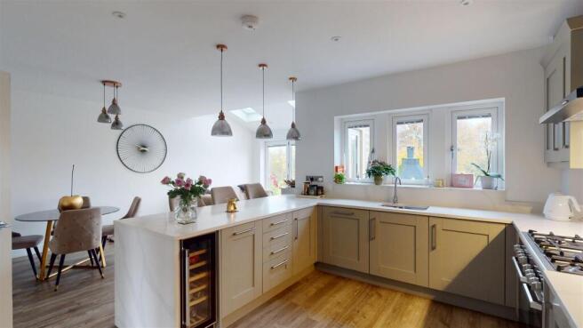 5 bed Detached for sale Image 7