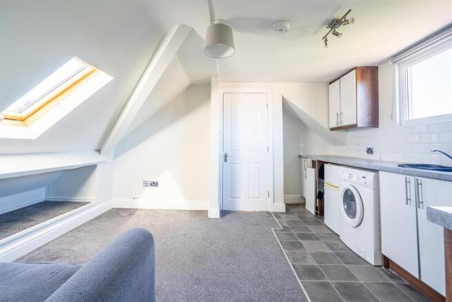Flat 4, 87 Cromer St living kitchen.jpg