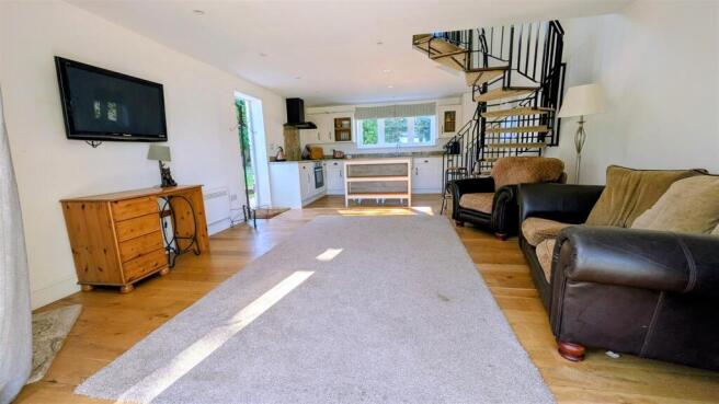 Sittiing/Kitchen Area
