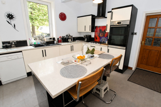4 bed Detached for sale Image 10