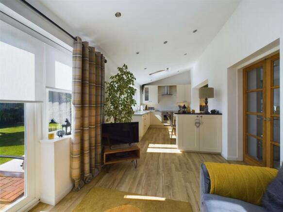 OPEN PLAN KITCHEN/DINING/LIVING ROOM
