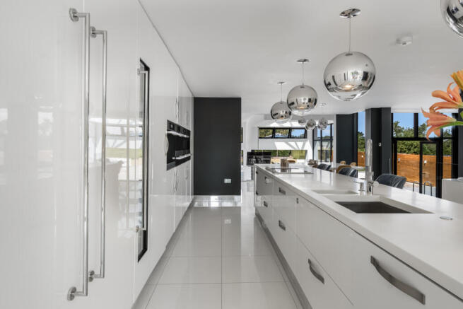5 bed Detached for sale Image 8