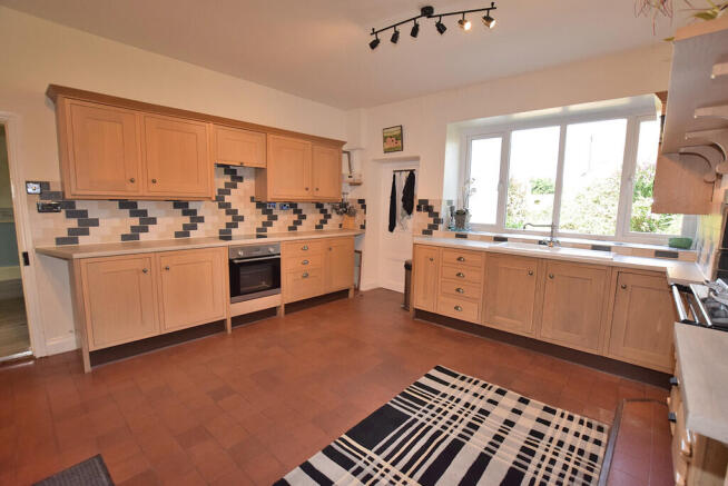 5 bed Semi-Detached for sale Image 6