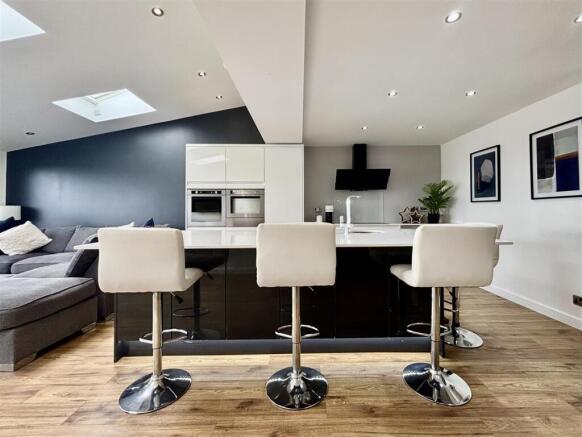 5 bed Detached for sale Image 7