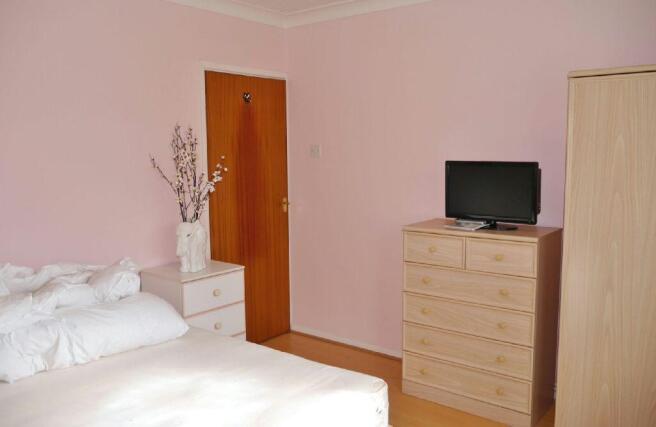 Bedroom 1 photo 2