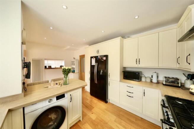 3 bed Semi-Detached for sale Image 10