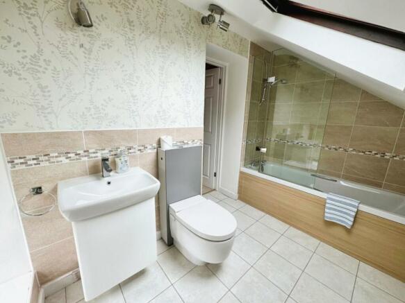 b8d59b3e-Bed 201 20Ensuite.jpg