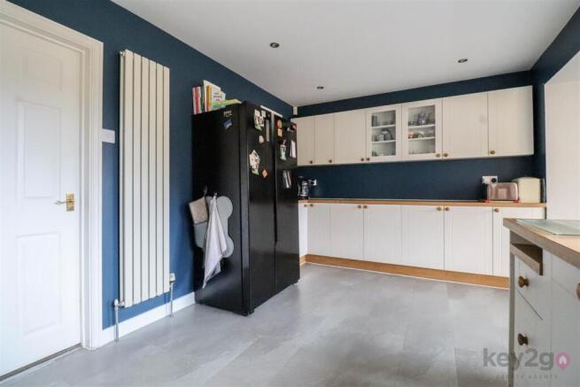 4 bed Detached for sale Image 7