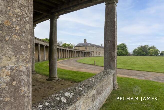 Colonnades of Cou...