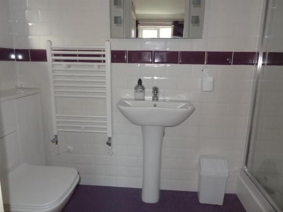 EN-SUITE SHOWER ROOM