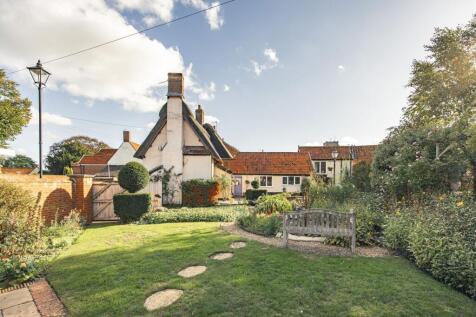 A Distinguished Grade II Listed Home in Hingham