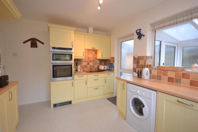 Kitchen 2.JPG