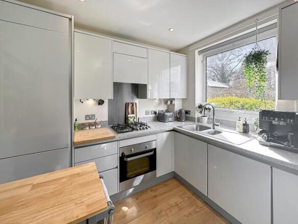 Limpsfield Road, Sanderstead, Surrey, CR2 9BY photo 4