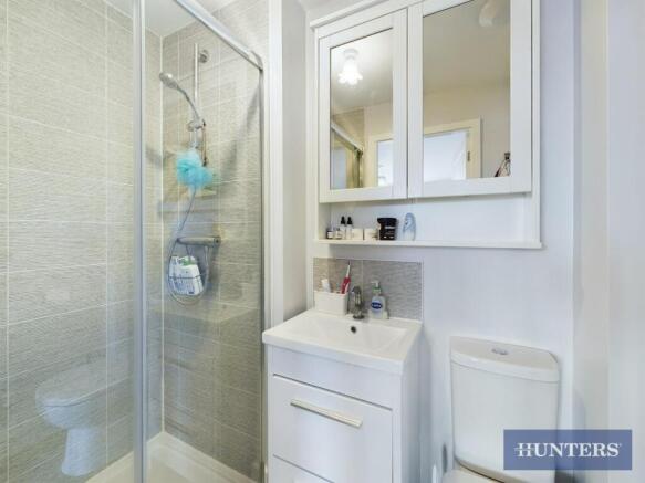 4 bed House to rent Image 9