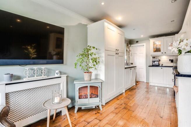 4 bed Detached for sale Image 7