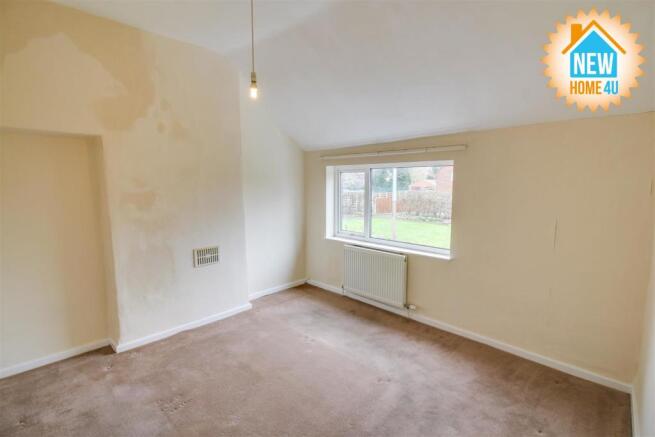 MAIN BEDROOM: