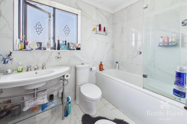5 bed Detached for sale Image 11