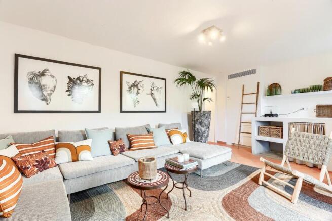 Lounge 2 onto terrac