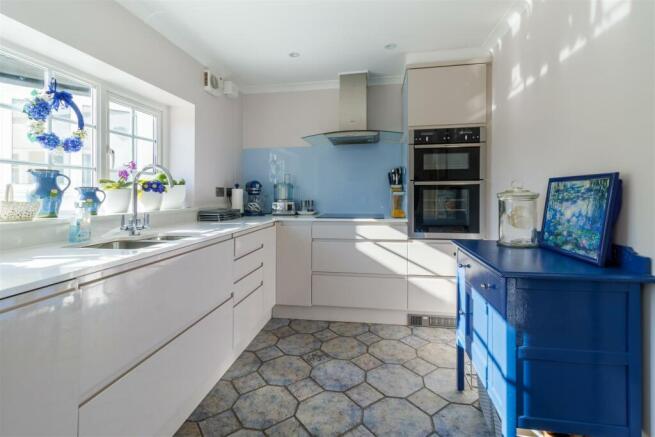 KITCHEN/BREAKFAST ROOM pic 2
