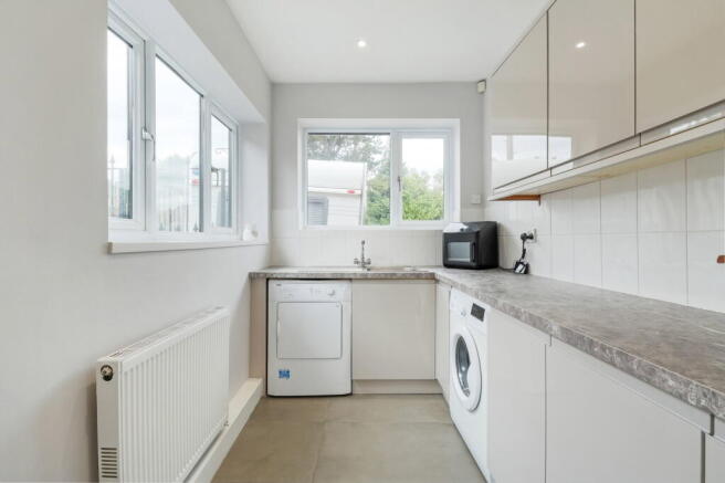 5 bed Detached for sale Image 9