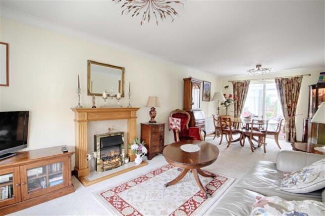 LIVING/DINING ROOM