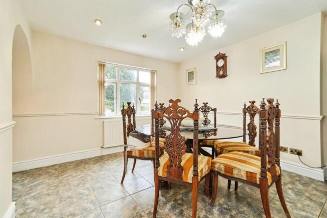 4 bed Semi-Detached for sale Image 6