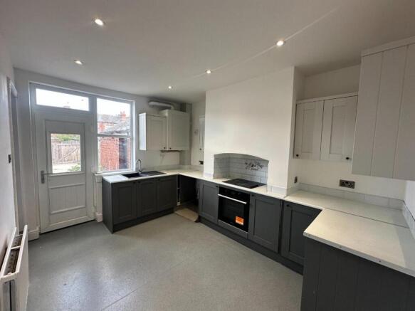 2 bed Terraced to rent Image 4
