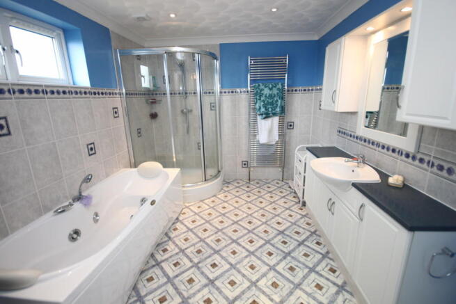 EN-SUITE BATHROOM