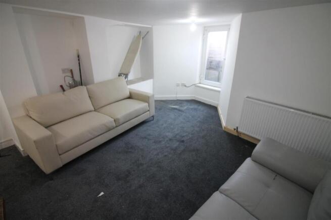 6 bed House to rent Image 12