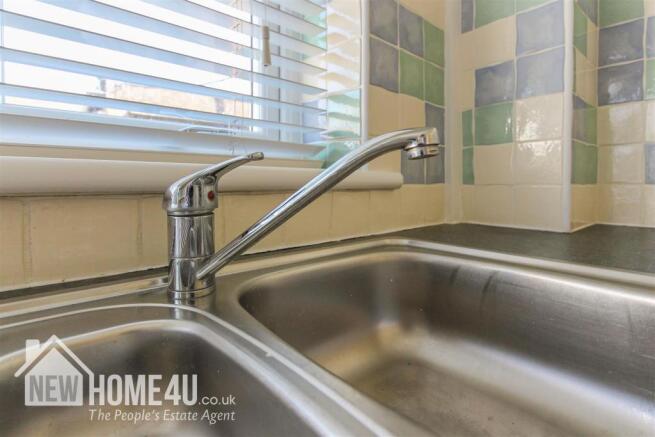 KITCHEN / DINER: