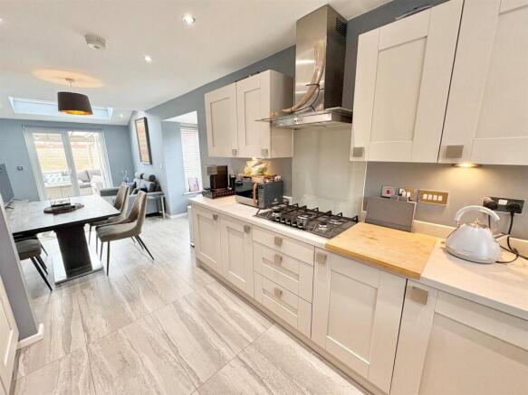 Kitchen 2.jpg