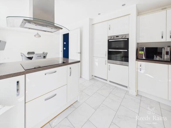5 bed Detached for sale Image 4