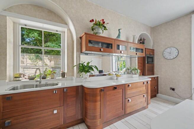 5 bed Detached for sale Image 6