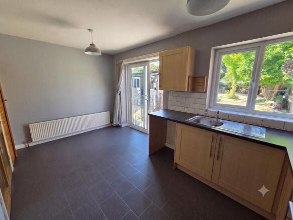 3 bed Semi-Detached to rent Image 8