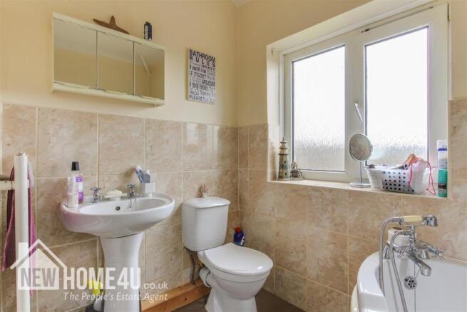 FAMILY BATHROOM:
